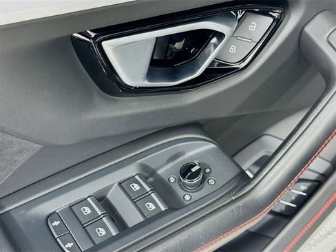 Used 2020 Lamborghini Urus Base image 16