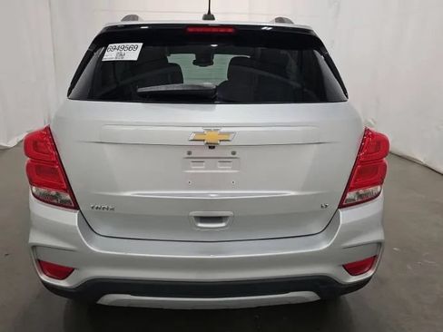 Used 2019 Chevrolet Trax LT w/ LT Convenience Package FWD image 2
