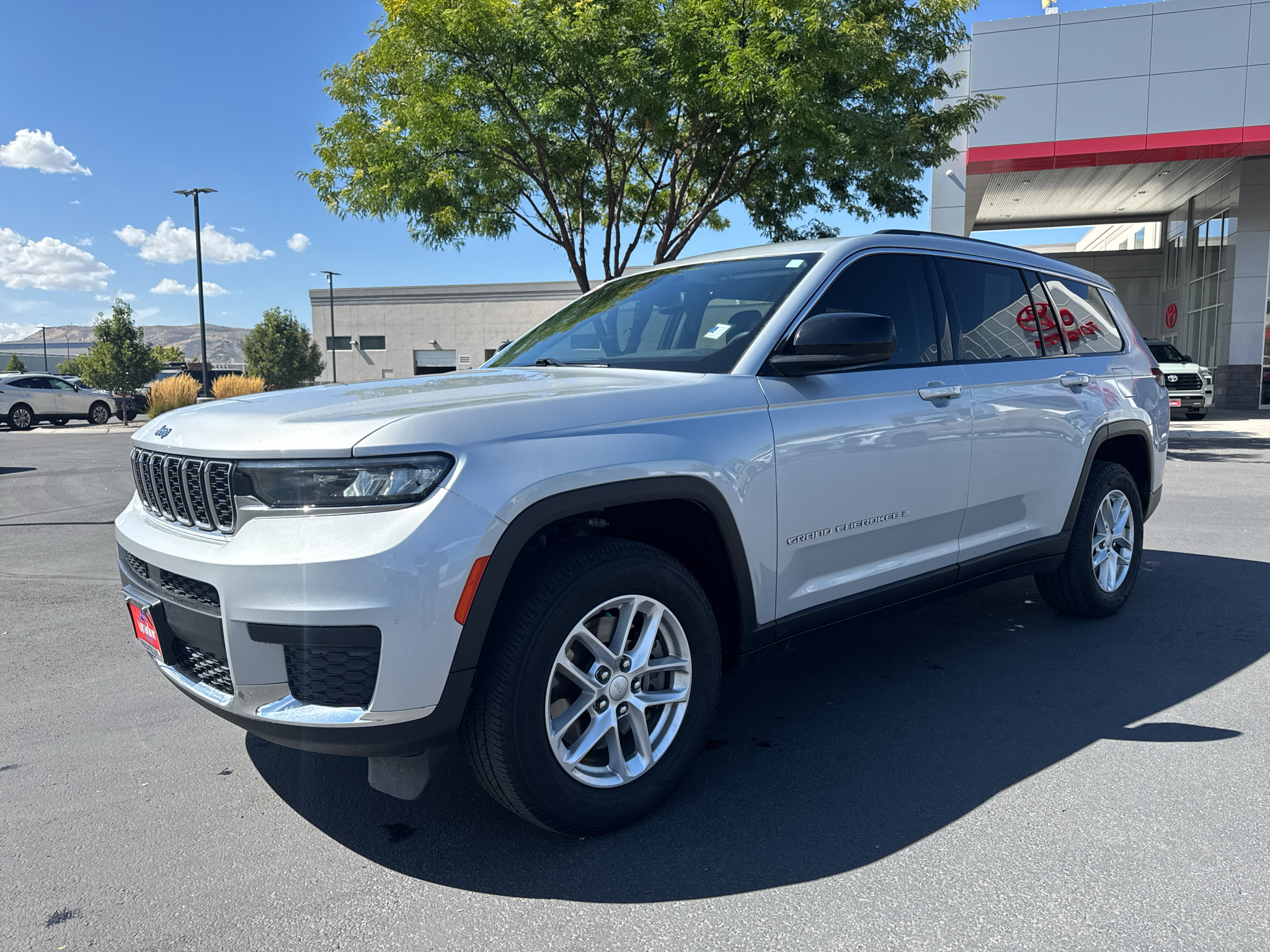 Used 2022 Jeep Grand Cherokee L Laredo w/ Luxury Tech Group I AWD/4WD image 5