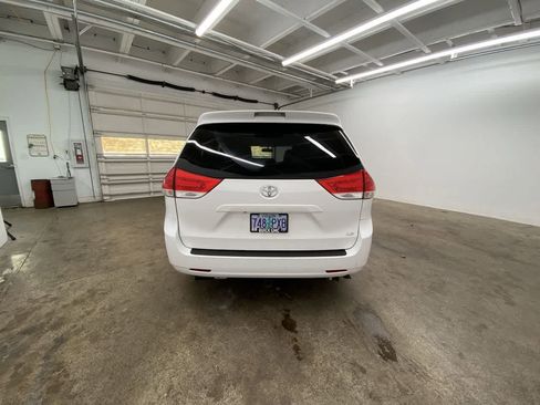 Used 2012 Toyota Sienna LE image 5