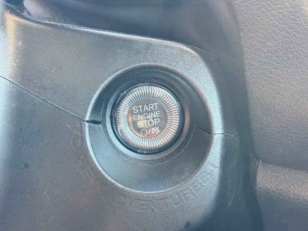 Used 2023 Jeep Renegade Latitude AWD/4WD image 32