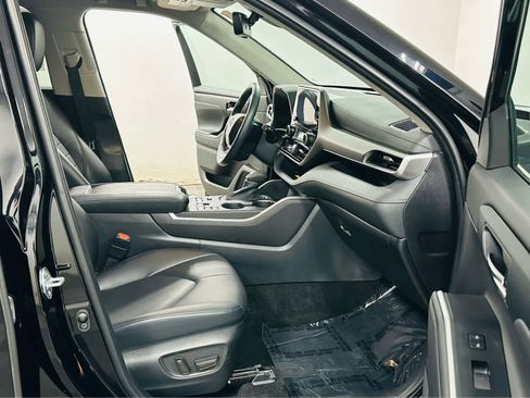 Used 2023 Toyota Highlander XLE image 7