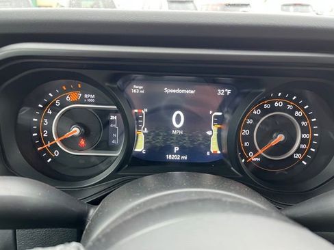 Used 2025 Jeep Wrangler Unlimited Rubicon image 34