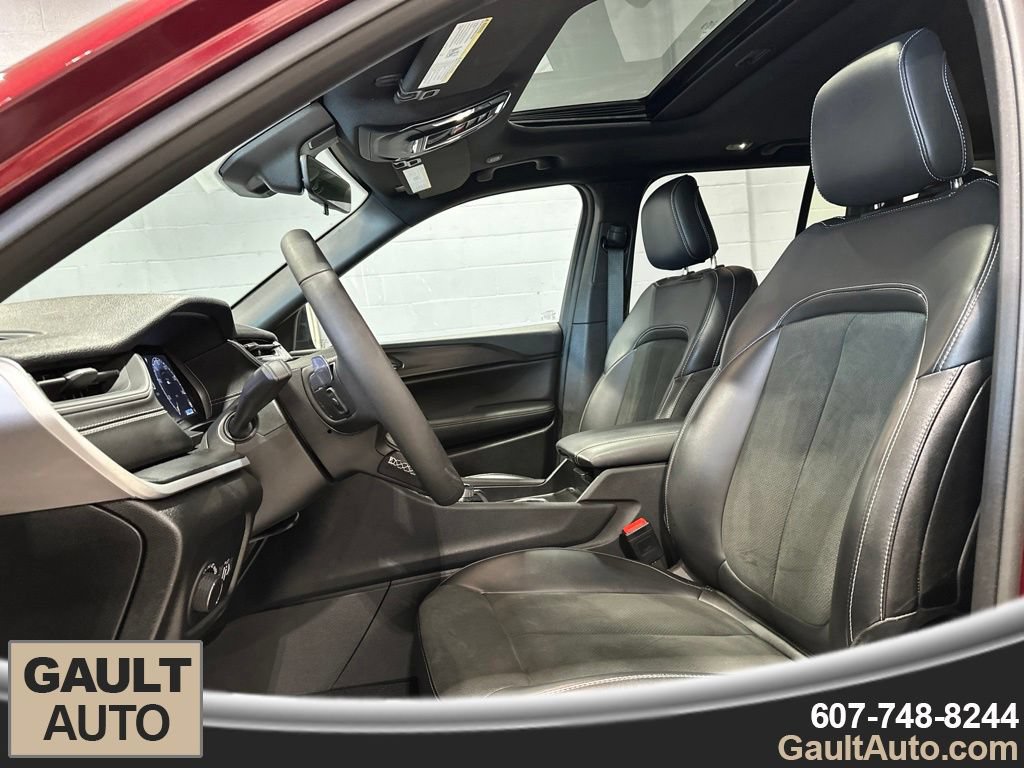 Used 2025 Jeep Grand Cherokee Altitude AWD/4WD image 12