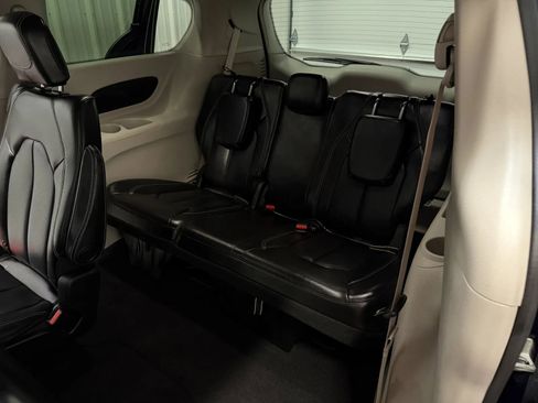Used 2020 Chrysler Voyager Lxi FWD image 39