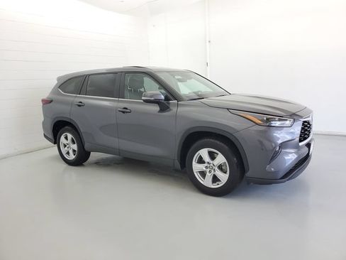 Used 2025 Toyota Highlander LE FWD image 4