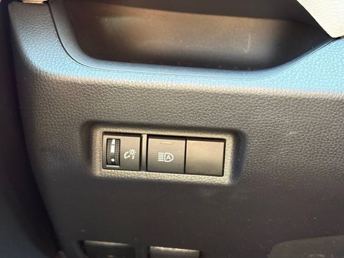 Used 2022 Toyota RAV4 XLE FWD image 17