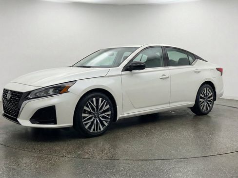 Used 2025 Nissan Altima 2.5 SV FWD image 3