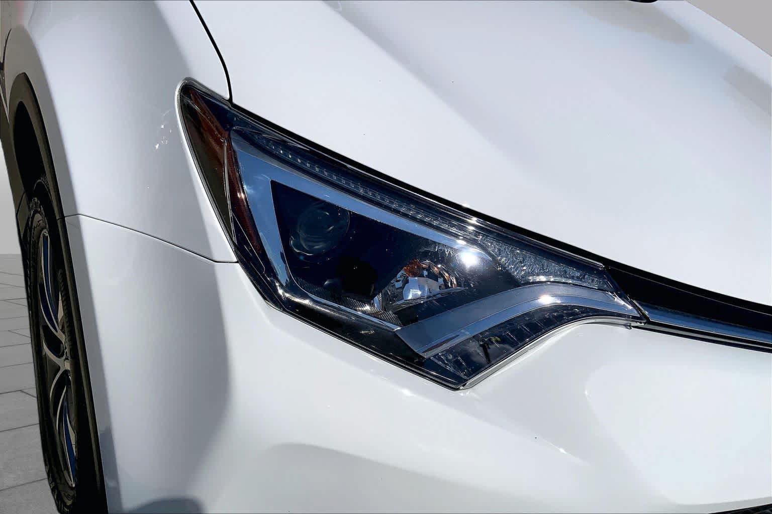 Used 2017 Toyota RAV4 XLE AWD/4WD image 27