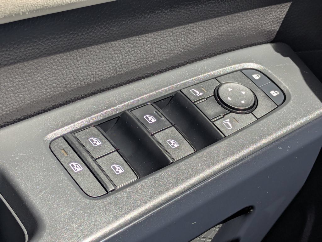 Used 2025 Nissan Pathfinder SV AWD/4WD image 23