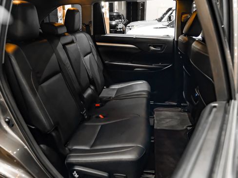 Used 2018 Toyota Highlander XLE FWD image 38