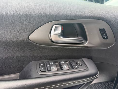 Used 2025 Chrysler Pacifica Select FWD image 18