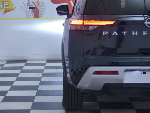 Used 2025 Nissan Pathfinder SL AWD/4WD image 32