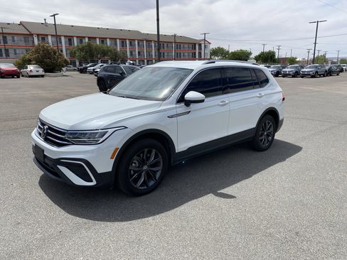 Certified 2023 Volkswagen Tiguan SE FWD image 40