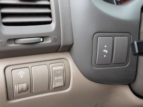 Used 2012 Kia Sedona EX w/ Luxury Pkg image 32