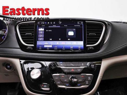 Used 2023 Chrysler Pacifica Touring-L FWD image 12