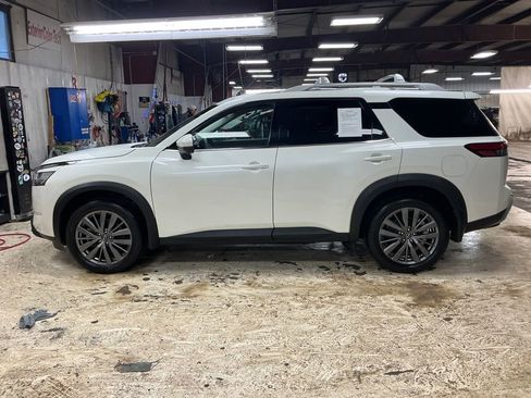 Used 2022 Nissan Pathfinder SL w/ SL Premium Package image 2