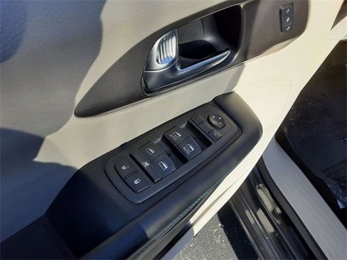 Certified 2021 Chrysler Pacifica Touring-L image 13