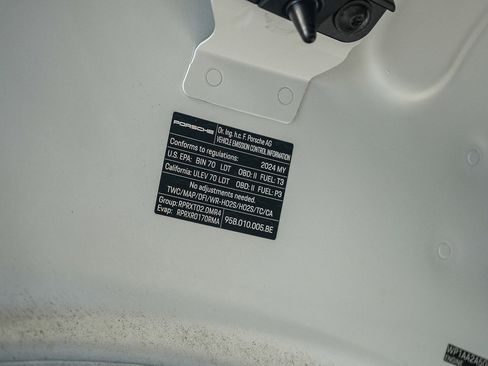 Used 2024 Porsche Macan AWD/4WD image 27