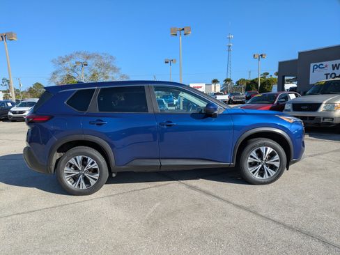 Used 2023 Nissan Rogue SV image 3