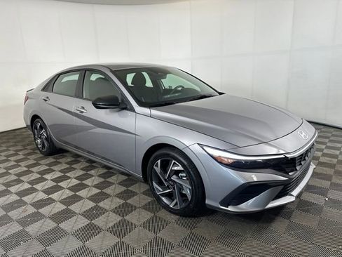 Certified 2025 Hyundai Elantra SEL image 32