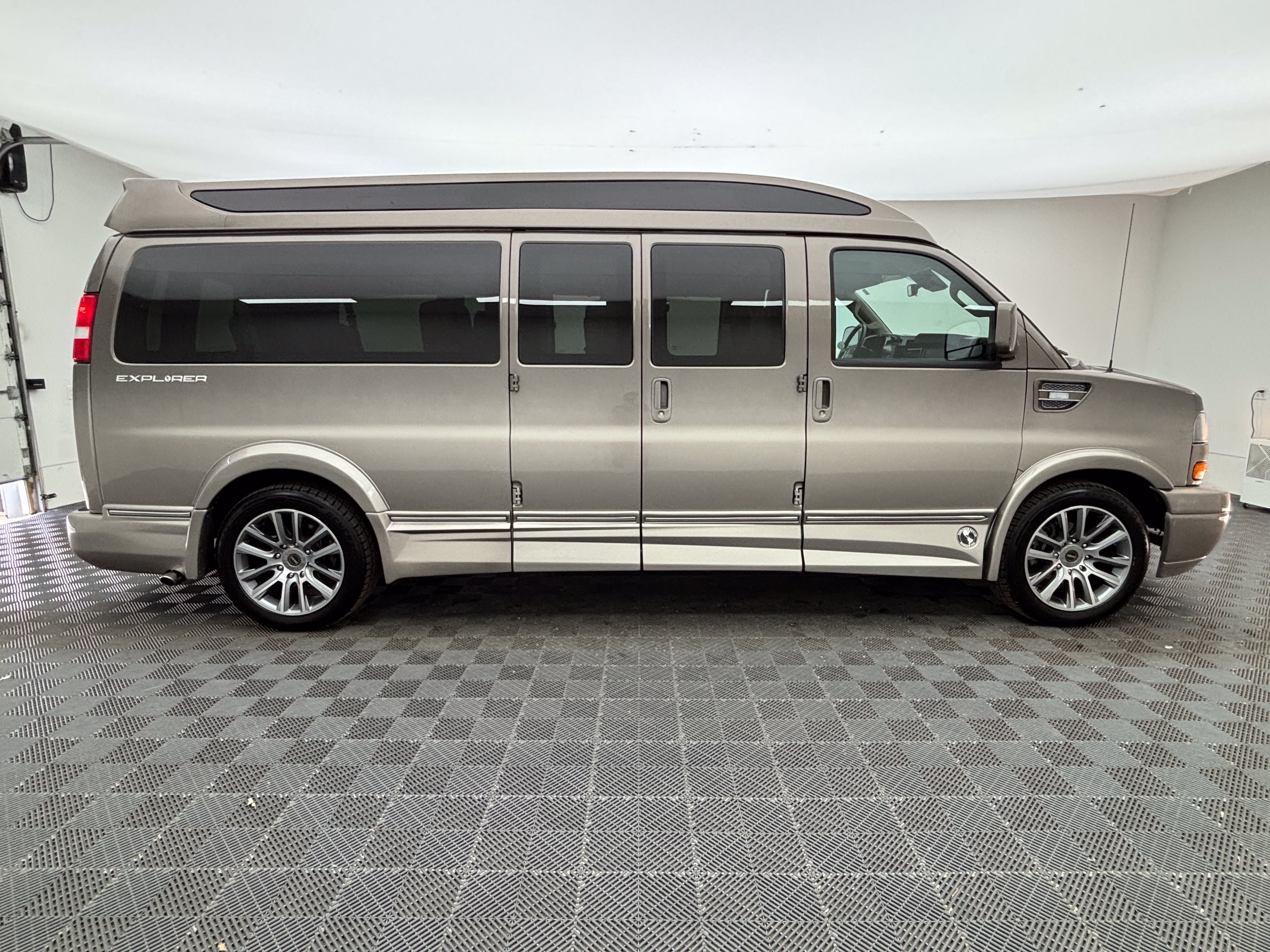 Used 2021 GMC Savana 3500 LS w/ Chrome Appearance Package RWD image 6