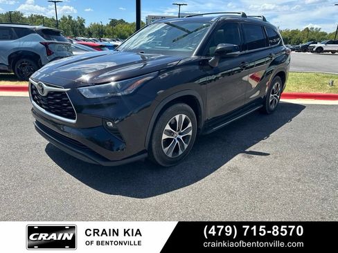 Used 2021 Toyota Highlander XLE FWD image 2