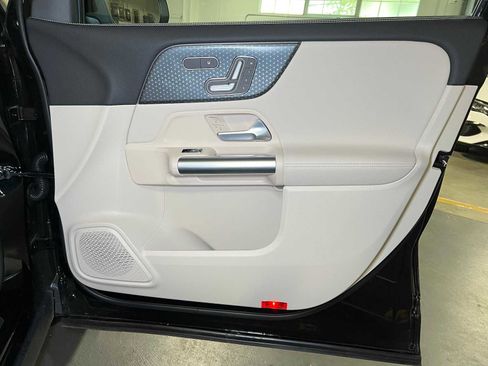 Used 2025 Mercedes-Benz GLA 250 4MATIC image 11