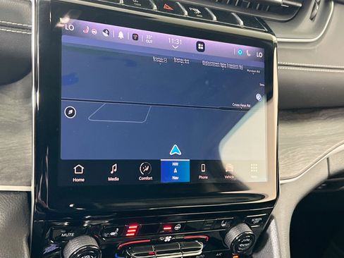 Used 2023 Jeep Grand Cherokee Limited w/ Black Appearance Package image 13