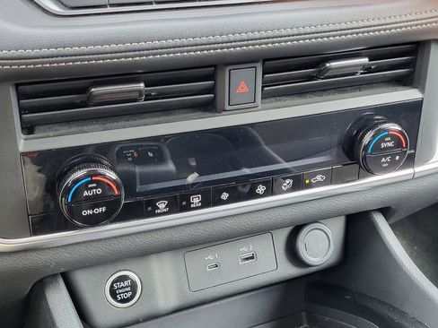 Used 2023 Nissan Rogue SV image 17