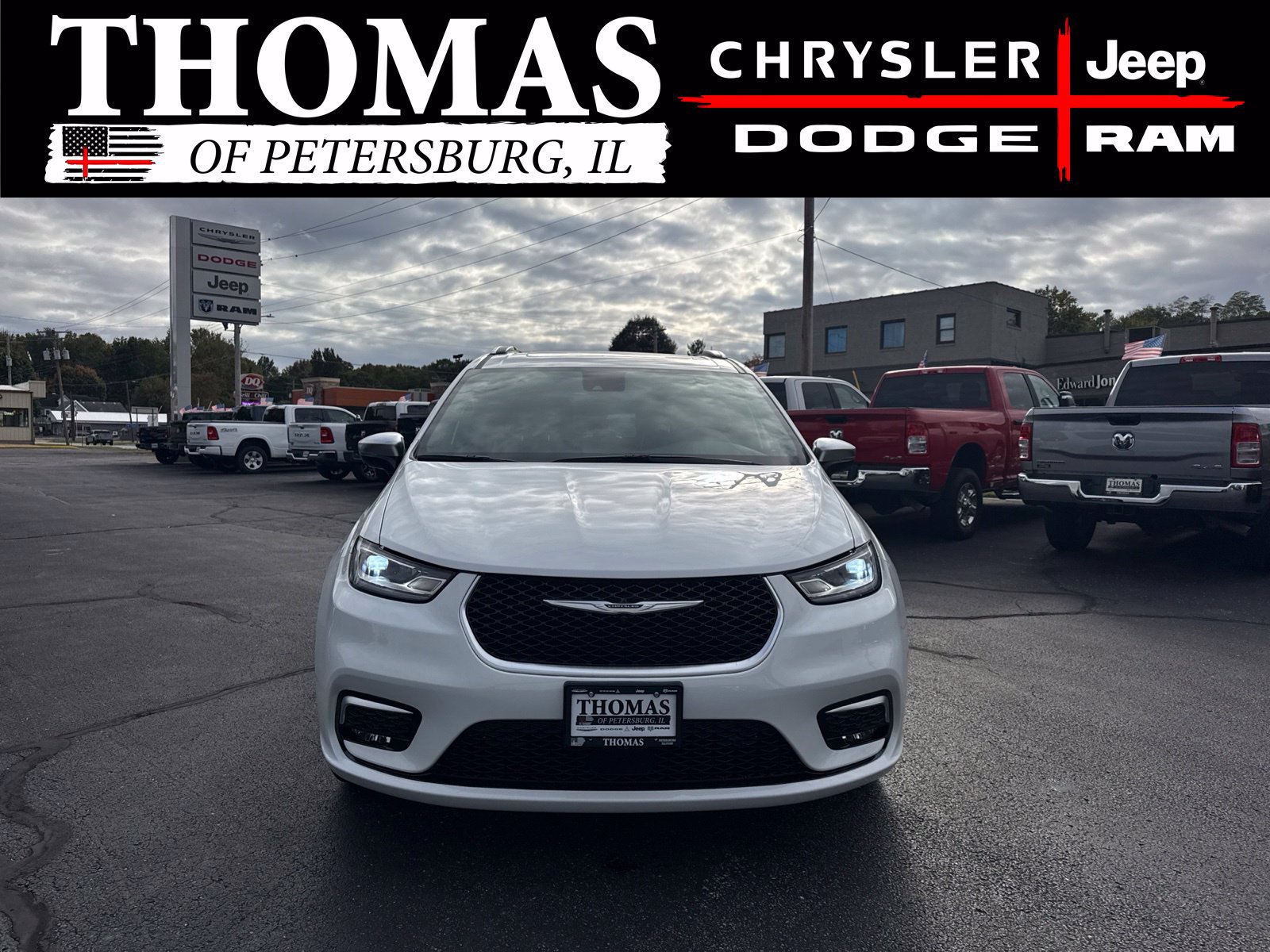 Used 2026 Chrysler Pacifica Pinnacle AWD/4WD image 2
