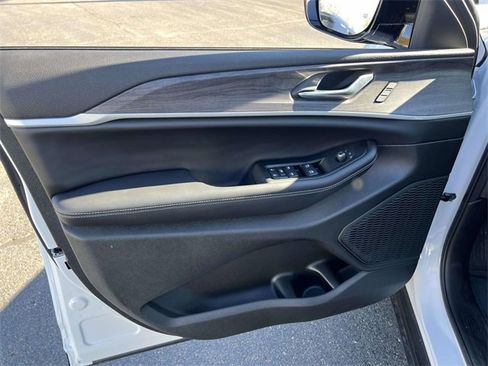 Certified 2025 Jeep Grand Cherokee Limited w/ Black Appearance Package image 12