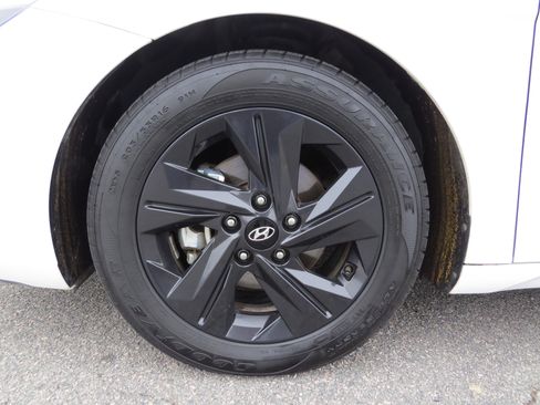 Used 2023 Hyundai Elantra SEL image 13