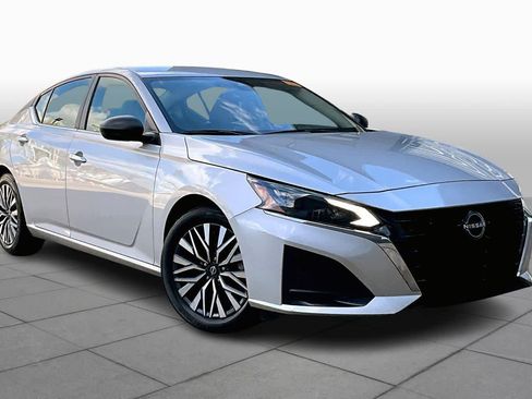 Used 2024 Nissan Altima 2.5 SV image 2