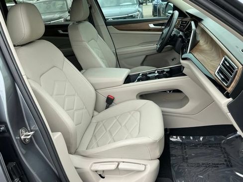 Certified 2024 Volkswagen Atlas SE w/ Black Wheel Package FWD image 20