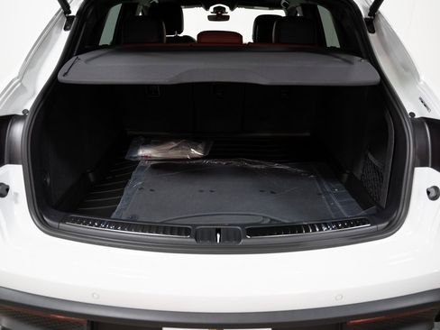 Used 2024 Porsche Macan image 17