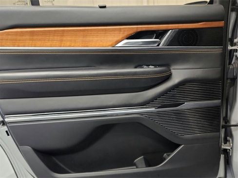 Used 2022 Jeep Grand Wagoneer Series III w/ Rear Seat Video Group 1 image 30