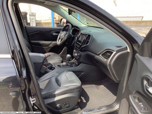 Used 2019 Jeep Cherokee Limited w/ Luxury Group FWD image 12