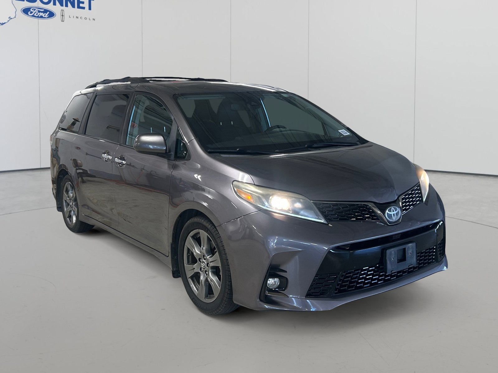 Used 2019 Toyota Sienna SE FWD image 3