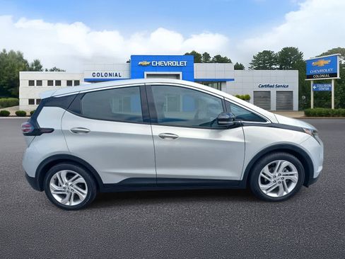 Used 2023 Chevrolet Bolt LT FWD image 3