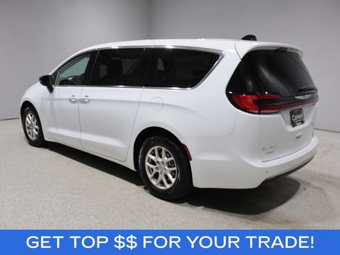 Used 2024 Chrysler Pacifica Touring-L FWD image 4