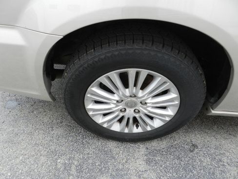 Used 2014 Chrysler Town & Country Limited w/ Luxury Group image 23