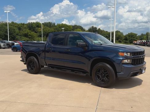 Used 2020 Chevrolet Silverado 1500 Custom w/ Custom Value Package AWD/4WD image 2