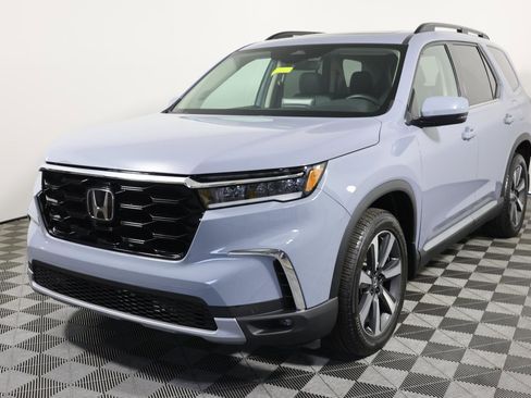 Used 2023 Honda Pilot Touring image 1