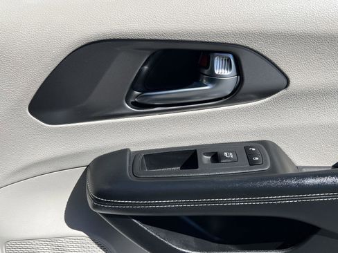 Used 2022 Chrysler Pacifica Touring-L FWD image 19
