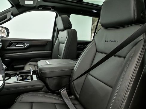 New 2026 GMC Yukon Denali w/ Sun & Power Step Package image 9