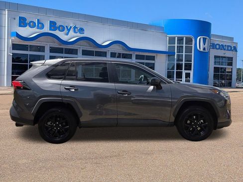 Used 2022 Toyota RAV4 LE FWD image 4