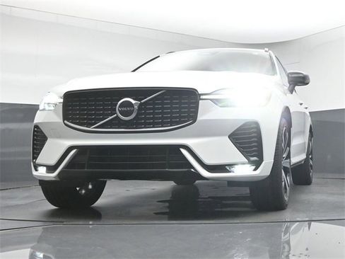 Used 2022 Volvo XC60 B6 R-Design w/ Protection Package Premier image 37