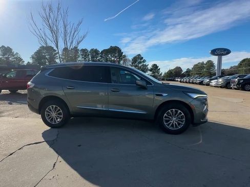 Used 2023 Buick Enclave Essence image 7