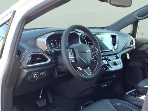 New 2026 Chrysler Pacifica Select image 8